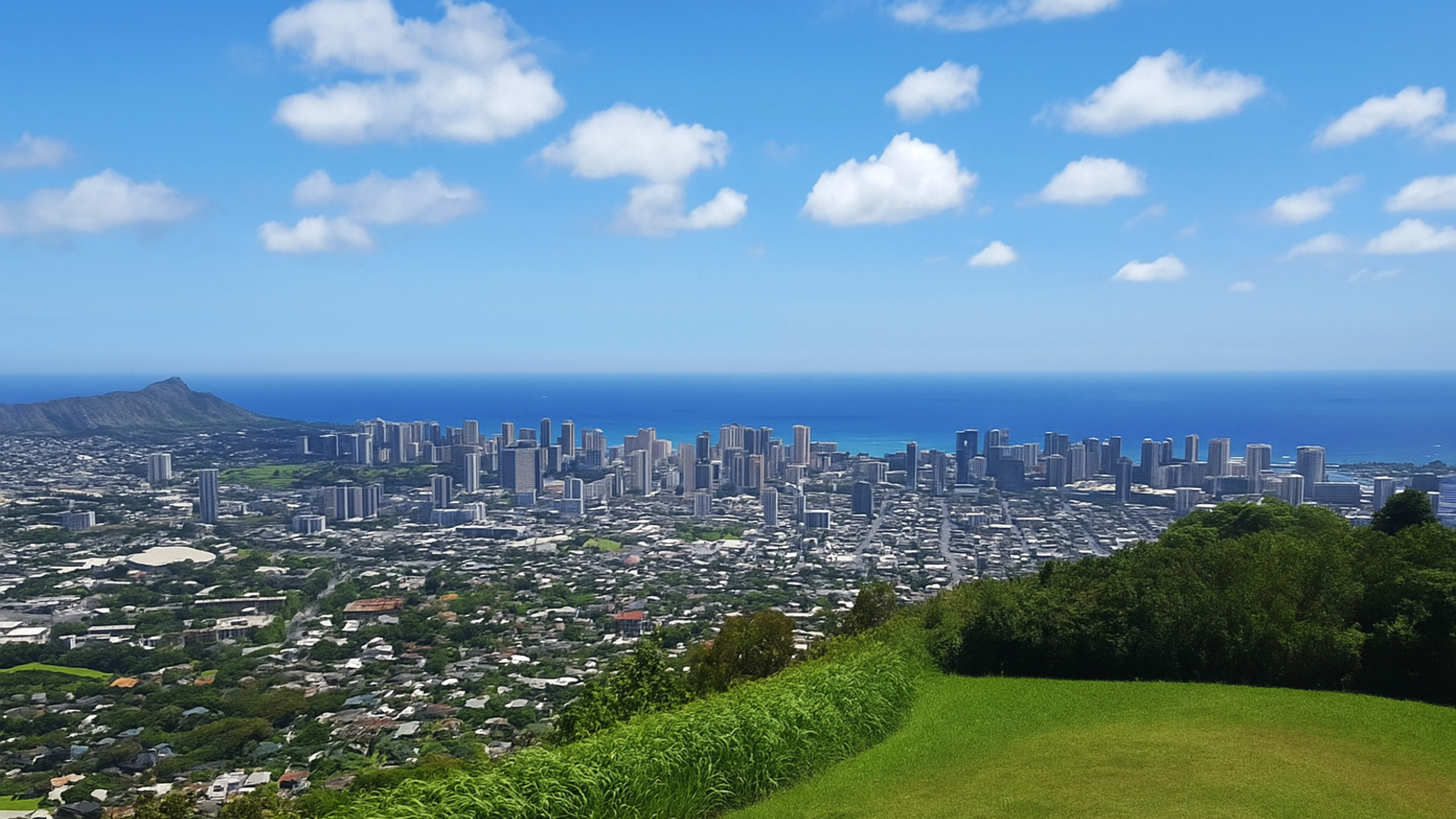 タンタラスの丘展望台から眺めるダイヤモンドヘッドとワイキキの街並み、青く広がる太平洋と高層ビル群を一望できるパノラマ絶景
